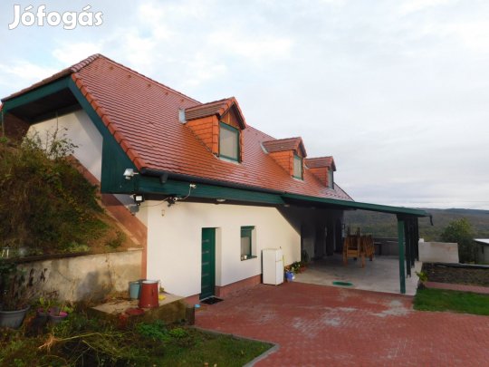 Balatoni panorámás családi ház eladó Cserszegtomajon