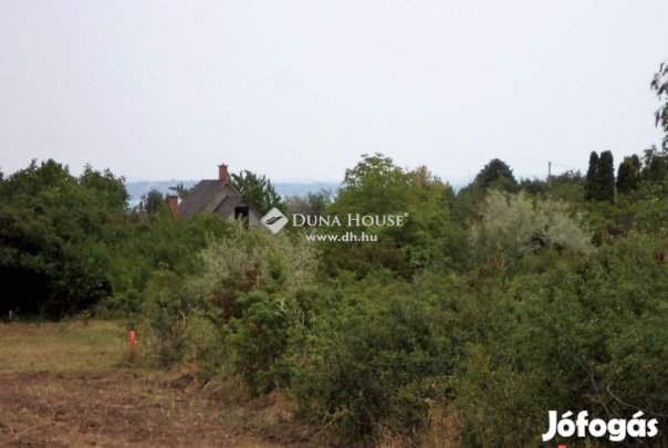 Balatonkenesei eladó 1611 nm-es telek