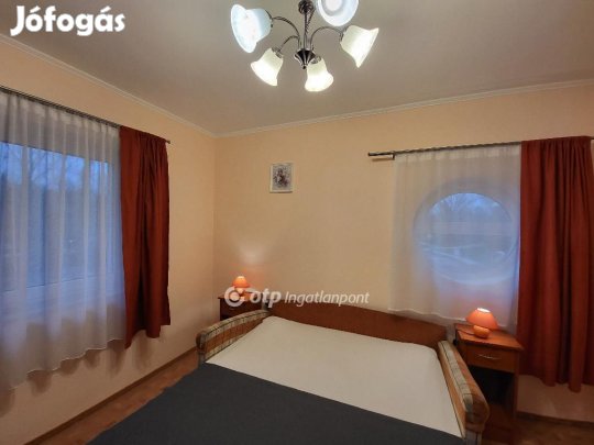 Balatonkenesei eladó 455 nm-es ház