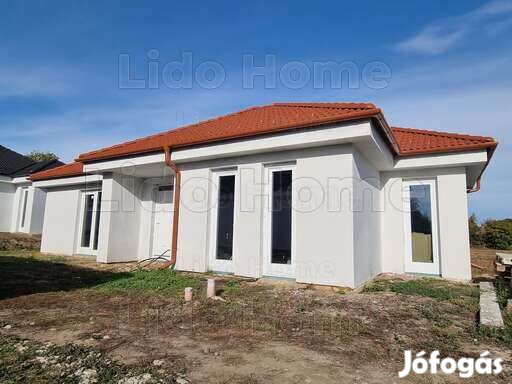 Balatonkilitin újépítésű caládi ház eladó