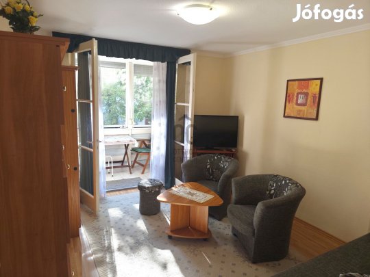 Balatonlellei egész évben használható nyaraló 50 m a vízparttól!!!!