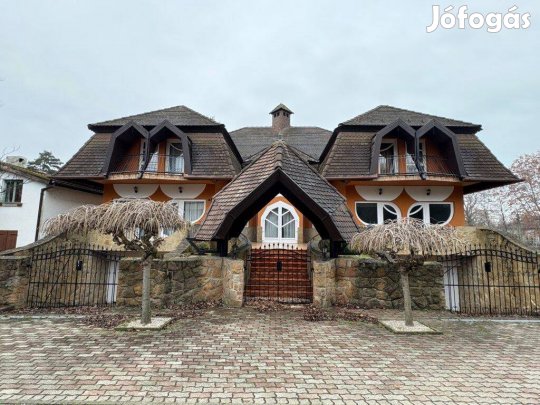 Balatonlellén Tóparti Családi Ház Eladó