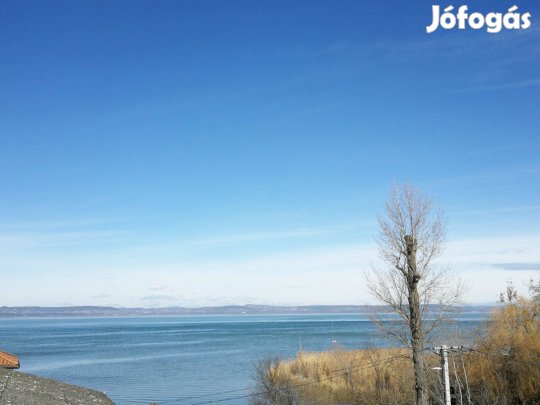 Balatonlellén közvetlen vízparti, balatoni panorámás üdülő eladó!!