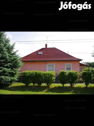Balatonlellétől 14 km-re 3 szobás családi ház telekkel olcsón