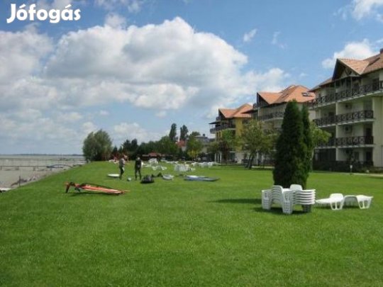 Balatonőszöd, VÍZPART, 95 m2-es, társasházi lakás, 3 szobás, kiváló