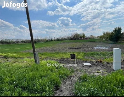 Balatonszabadii eladó 1079 nm-es telek