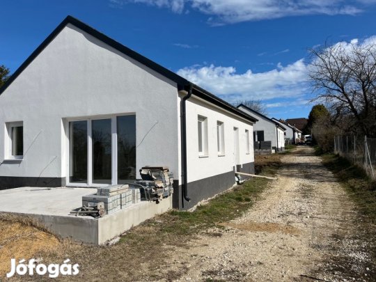 Balatonszemes, Helka utca, 70 m2-es, családi ház, 2 szobás, kiváló