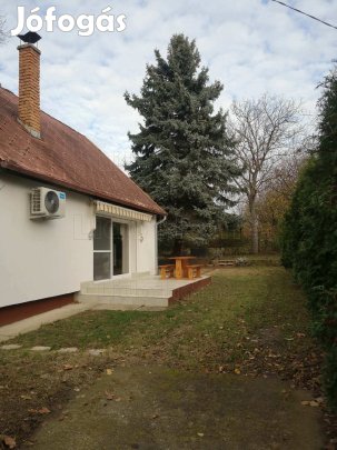 Balatonszemesen kiváló állapotú nyaraló eladó