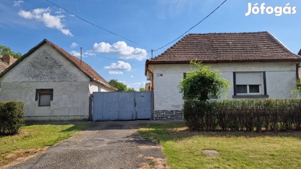 Balatontól 10 km-re, háromszobás, összkomfortos családi ház eladó