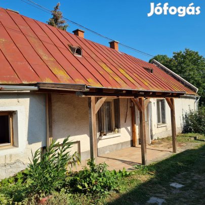 Balatontól 5 km-re Hegymagason lakható belterületi ház eladó