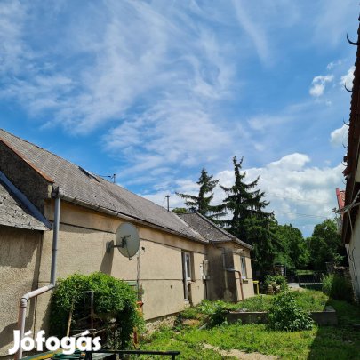 Balatontól 6 km-re Szentantalfán családi ház eladó