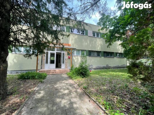 Balatronfűzfőn eladó egy jó elhelyezkedésű ipari ingatlan