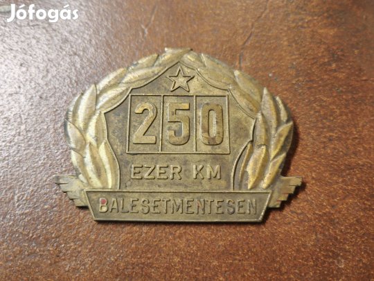 Balesetmentes közlekedésért plakett