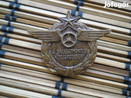 Balesetmentes közlekedésért régi kitűző szép állapotban