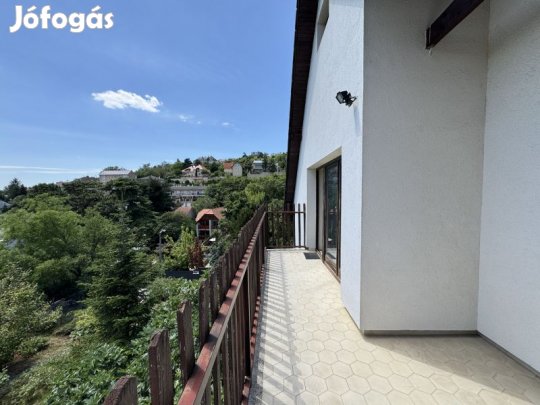 Bálicsi úton eladó egy 3 szintes családi ház!