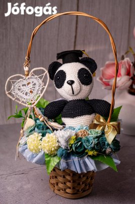 Ballagási kosár kézműves, horgolt pandával