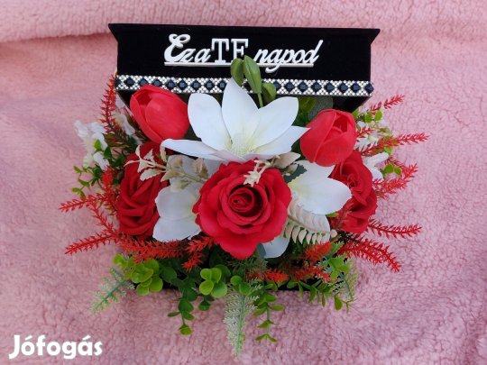 Ballagó doboz. Piros/Fehér virágokkal. Strassz szalaggal