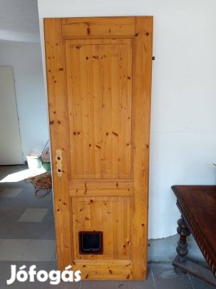 Balos kifelé nyíló fenyőajtó macskabejáróval eladó