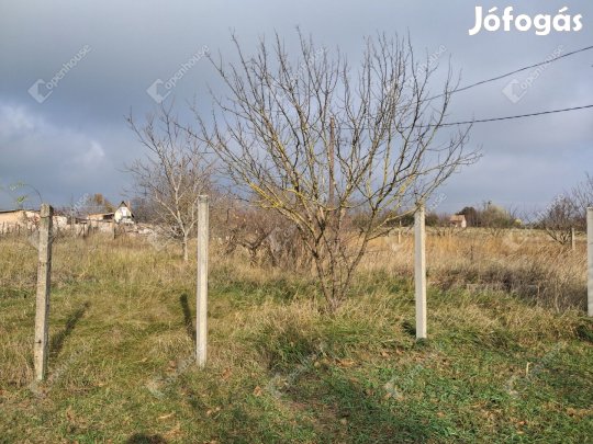 Bánomi dűlőben található telek eladó hétvégi házzal !