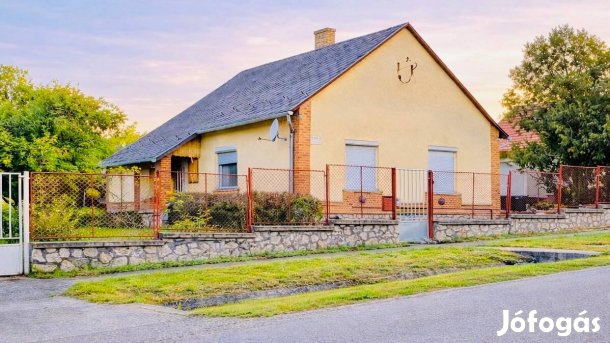 Bányásztelepen a közkedvelt Kiserdő utcában családi ház eladó