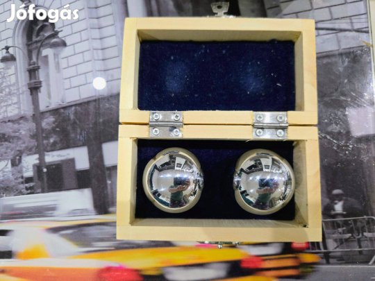 Baoding golyó (más néven kínai egészségügyi golyók) fadobozban