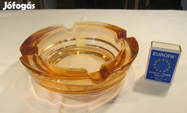 Barack színű ,nagy nehéz hamuzó