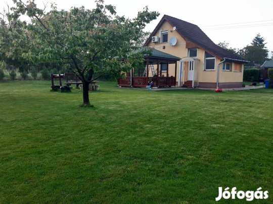 Barackos utca közelében 45 nm-es szép ház eladó!