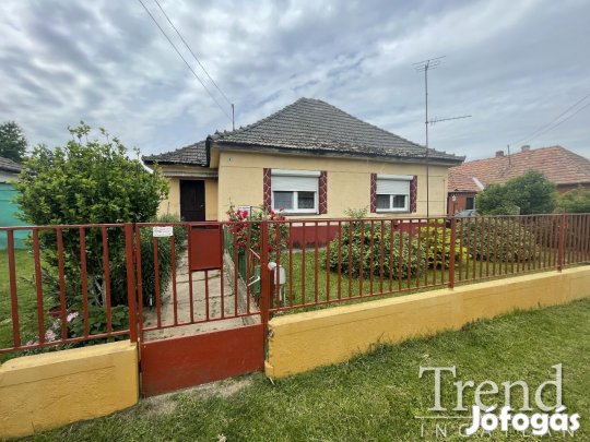 Baracs egyik csendes utcájában két szobás családi ház eladó!
