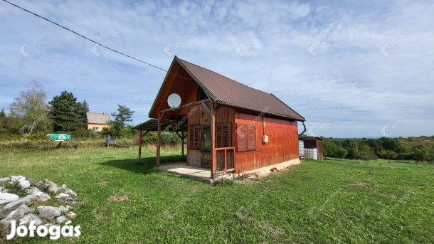 Baráthegyen eladó  nyaralóval 3237 m2-es  panorámás telek!