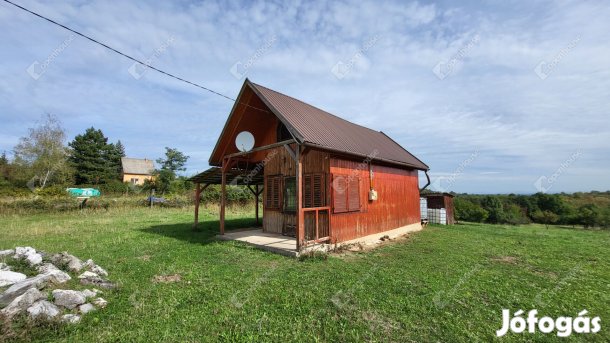 Baráthegyen eladó  nyaralóval 3237 m2-es  panorámás telek!
