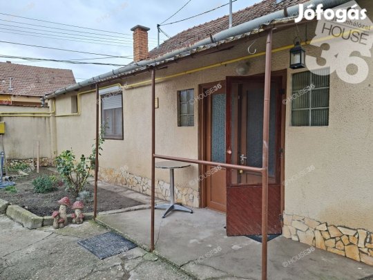 Barátságos, kétszobás külső házrész, csendes udvarral!