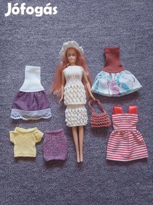 Barbie méretű baba új ruhákkal