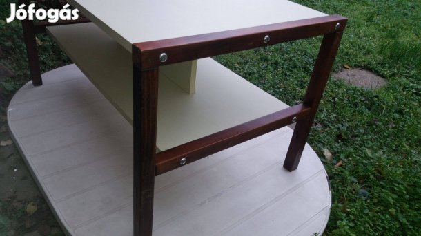 Barna - fehér dohányzóasztal - alsó polccal - eladó kis asztal nappali