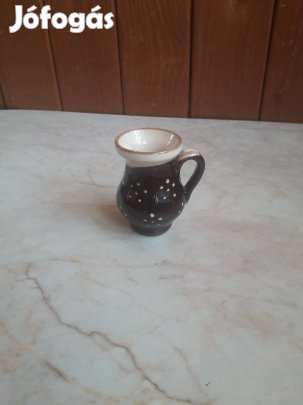 Barna, mázas kerámia kis korsó fehér pöttyökkel