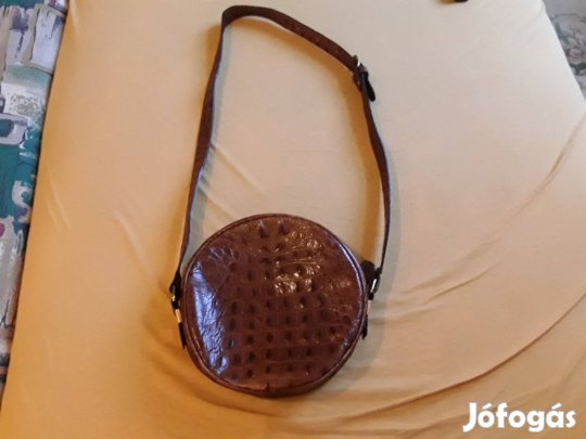 Barna bőr kör alakú táska