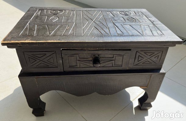 Barna fa faragott ülőke, zsámoly, puff, lábtartó, kisszekrény fiókkal