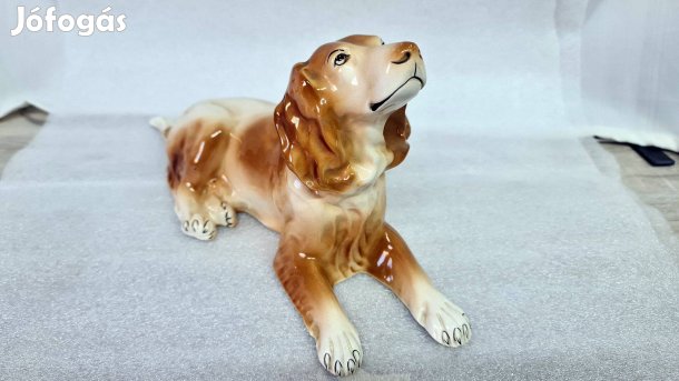 Barna-fehér fekvő porcelán kutya