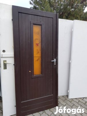 Barna fenyő bejárati ajtó 88x201cm balos dupla üveges