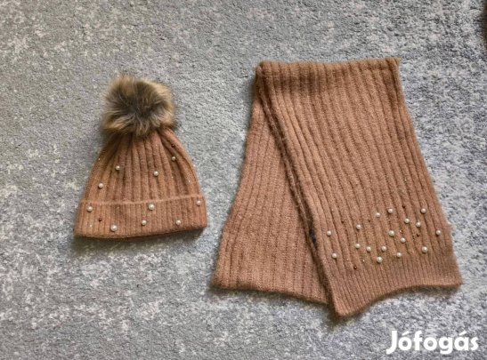 Barna kötött, gyöngyökkel díszített sapka, sál szett
