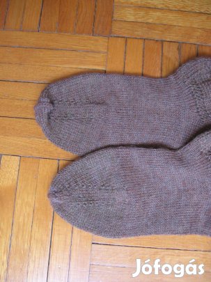 Barna kötött zokni