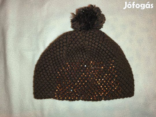 Barna sapka pompommal