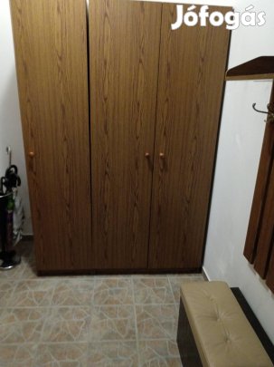 Barna színű szekrény eladó. 