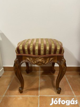 Barokk faragott lábzsámoly