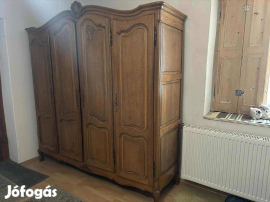 Barokk ruhás szekrény