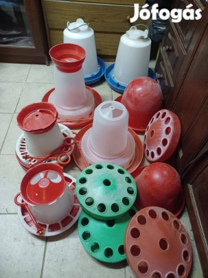 Baromfi etetők és itatók (14 db), használt