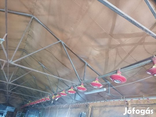 Baromfi önetető és önitató rendszer