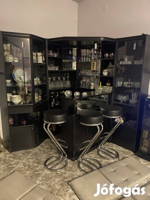 Bárpult, világítással, üvegpolcokkal, bárszékekkel