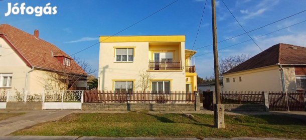 Bátaszéken tágas családiház eladó