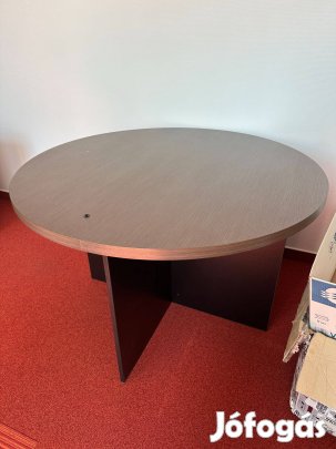 Báthori kör alakú tárgyalóasztal