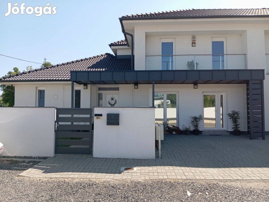 Báthory Lakóparkban modern ikerház külön bejáratú lakrésszel